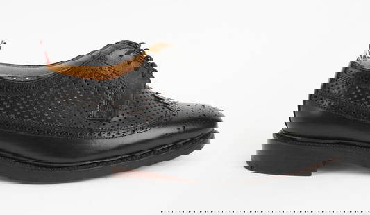 THOM BROWNE: Description fran&#231;aise: THOM BROWNE Paire de chaussures en cuir noir. Pointure 9 (US), 42 (EU) Made in Italy English Description: THOM BROWNE Pair of black leather shoes. US size 9, EU size 42.