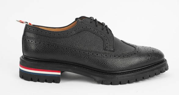 THOM BROWNE: Description fran&#231;aise: THOM BROWNE Paire de chaussures en cuir noir. Pointure 9 (US), 42 (EU) Made in Italy English Description: THOM BROWNE Pair of black leather shoes. US size 9, EU size 42.