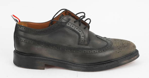 THOM BROWNE: Description fran&#231;aise: THOM BROWNE Paire de chaussures en cuir aux nuances de gris. Pointure 9 (US), 43 (EU) Made in England English Description: THOM BROWNE Pair of leather shoes in shades of gr