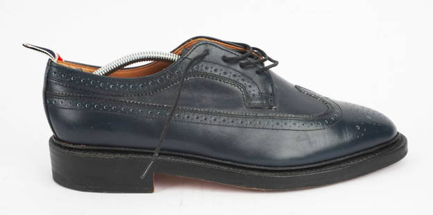 SANDERS: Description fran&#231;aise: SANDERS Paire de chaussures en cuir bleu marine. Pointure 10 (US), 9 (UK) Made in England English Description: SANDERS Pair of navy leather shoes. US size 10, UK size 9.