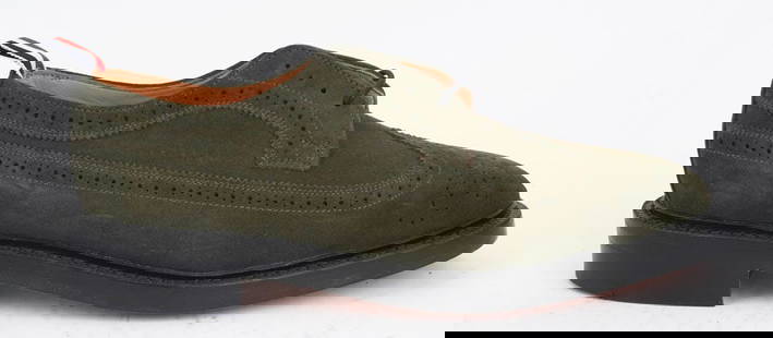 THOM BROWNE: Description fran&#231;aise: THOM BROWNE Paire de chaussures en su&#232;de vert kaki. Pointure 9 (US), 8 (UK) Made in England English Description: THOM BROWNE Pair of khaki green suede shoes US size 9,