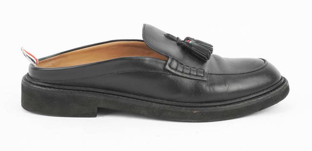 THOM BROWNE: Description fran&#231;aise: THOM BROWNE Paire de mocassins en cuir noir lisse. Pointure 9 (US), 42 (EU) Made in Italy English Description: THOM BROWNE Pair of dark leather shoes US size 9, EU size 42.