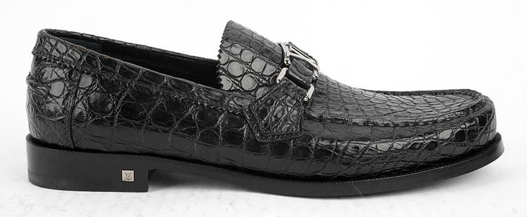 LOUIS VUITTON: Description fran&#231;aise: LOUIS VUITTON Paire de mocassins en cuir marron, avec boucle monogramm&#233;e LV. Pointure 7 1/2 M Made in Italy English Description: LOUIS VUITTON Pair of moccasins in bla