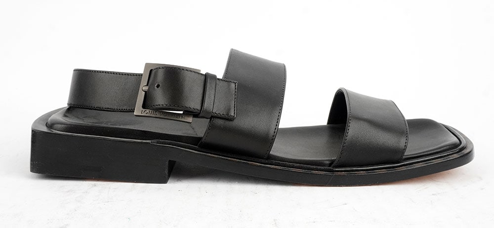 LOUIS VUITTON: Description française: LOUIS VUITTON Paire de sandales en cuir noir Pointure 8 Made in Italy English Description: LOUIS VUITTON Pair of black leather sandals Size 8 Made in Italy