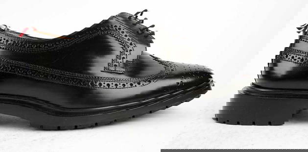 THOM BROWNE: Description fran&#231;aise: THOM BROWNE Paire de chaussures en cuir noir Pointure 9 (US), 42 (EU) English Description: THOM BROWNE Pair of black leather shoes Size 9 (US), 42 (EU)