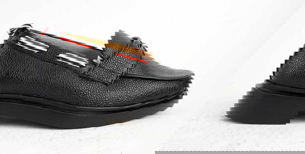 THOM BROWNE: Description fran&#231;aise: THOM BROWNE Paire de chaussures en cuir noir Pointure 9 (US), 42 (EU) English Description: THOM BROWNE Pair of black leather shoes Size 9 (US), 42 (EU)