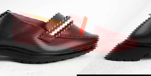 THOM BROWNE: Description fran&#231;aise: THOM BROWNE Paire de chaussures en cuir bordeaux Pointure 9 (US), 42 (EU) English Description: THOM BROWNE Pair of burgundy leather shoes Size 9 (US), 42 (EU)