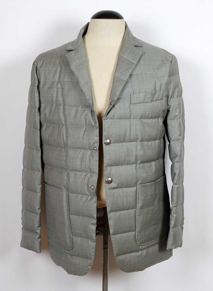 MONCLER -: Description française: MONCLER - Veste lég rement matelassée grise. Moncler Gamme Bleu. Taille 5. English Description: MONCLER - Lightly quilted grey jacket. Moncler Gamme Bleu. Size 5.
