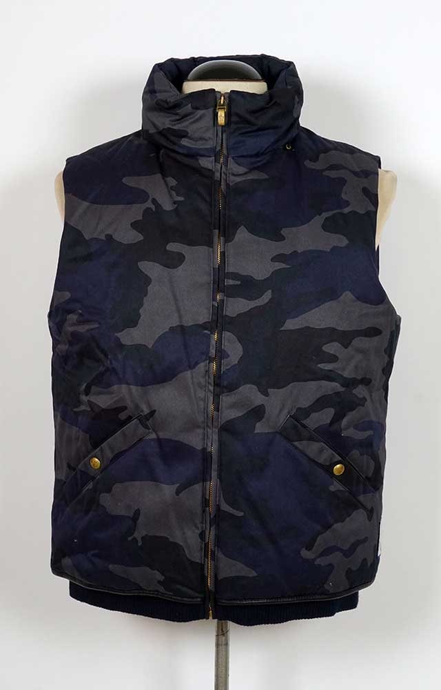 MONCLER -: Description française: MONCLER - Doudoune sans manches à capuche, à motifs de camouflage. Moncler Gamme Bleu. Taille 4. Étiquette d'achat English Description: MONCLER - Sleeveless