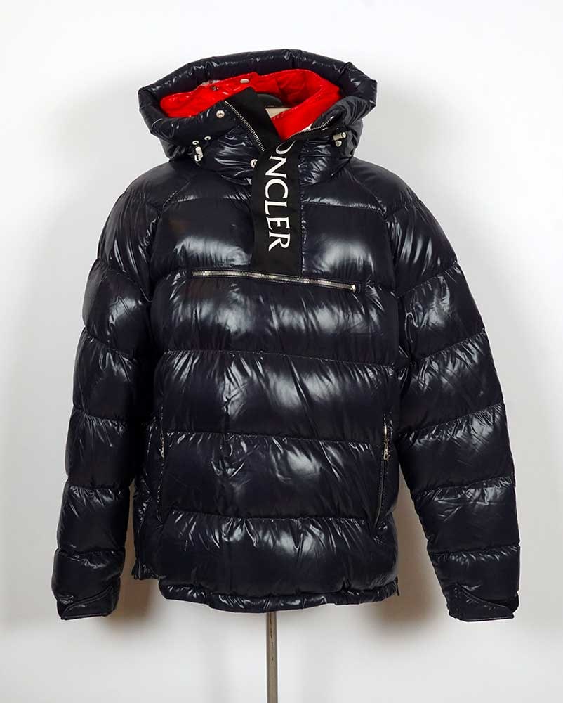 MONCLER -: Description française: MONCLER - Doudoune à enfiler à capuche, bleu marine. Capuche intérieure rouge. Taille 5. English Description: MONCLER - Pull-on jacket with hood, navy blue.