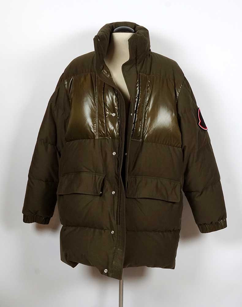 MONCLER -: Description française: MONCLER - Manteau Moncler matelasé vert kaki. Intérieur vert kaki. Logo sur la manche gauche. Coton et duvet en plumes d'oies. (Capuche absente). Taille 6. Englis