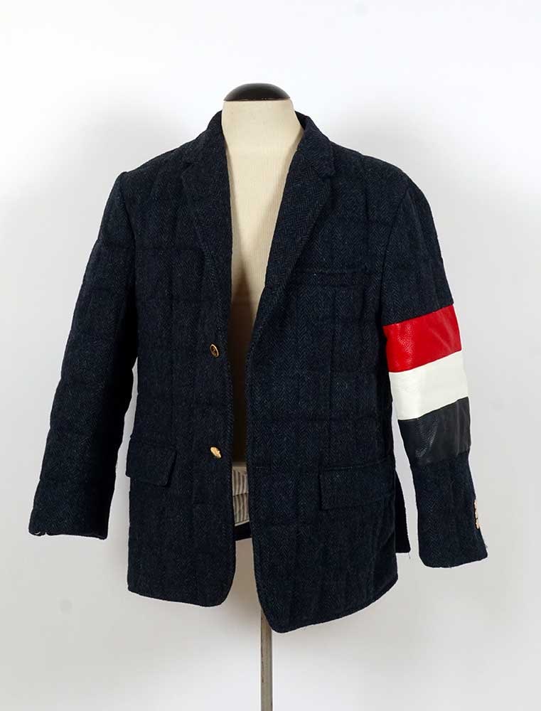 THOM BROWNE -: Description française: THOM BROWNE - Manteau en laine bleu marine. Boutons dorés ancre marine. Cuir tricolore sur la manche gauche. Taille 5. English Description: THOM BROWNE - Navy blue woo