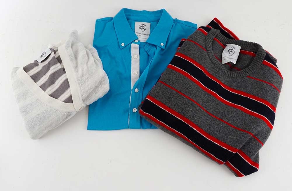 BROOKS BROTHERS -: Description française: BROOKS BROTHERS - Lot comprenant : - Un polo manches courtes, bleu. Taille BB4 - Un pull gris à bandes et rayures bleues et rouges. Taille BB4 - Un gilet à manche