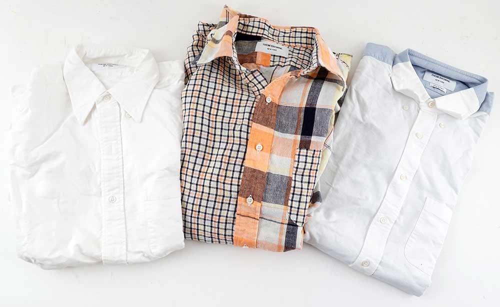 THOM BROWNE -: Description française: THOM BROWNE - Lot comprenant deux chemises blanches et une chemise à carreaux. Taille 5 (Une chemise avec une étiquette d'achat) English Description: THOM BROWNE 