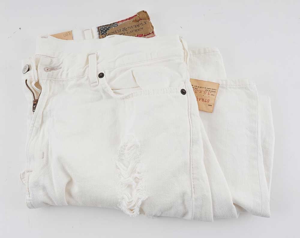 RALPH LAUREN -: Description française: RALPH LAUREN - Pantalon blanc, straight. Étiquette Taille 38/30. English Description: RALPH LAUREN - White straight-leg pants. Label. Size 38/30.