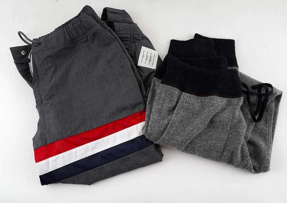 MONCLER / THOM BROWNE: Description française: MONCLER / THOM BROWNE - Lot comprenant : - Un pantalon en laine et cachemire gris, Moncler. Taille XL. - Un pantalon gris en toile, Thom Browne. Taille 5. English Descripti