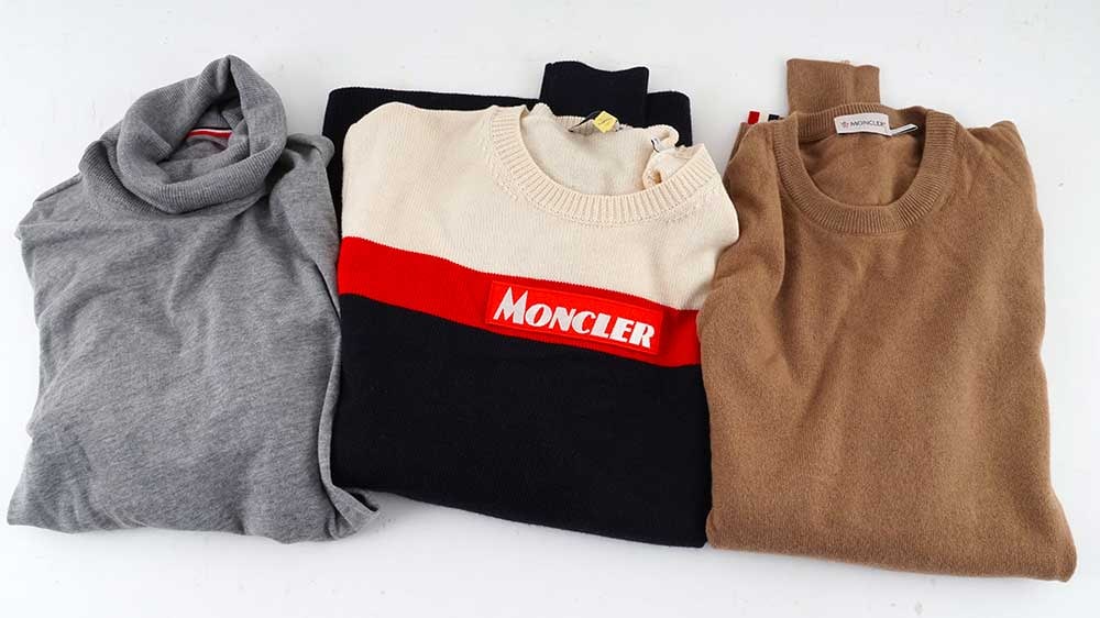 MONCLER -: Description française: MONCLER - - Col roulé gris, Moncler. Taille L. - Pull à col rond, tricolore (bleu marine, rouge, beige). Moncler. Taille L. - Pull fin marron, Moncler. Taille XL.