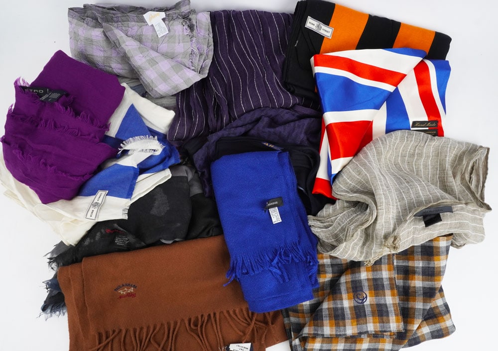 DIVERS -: Description française: DIVERS - Lot de 12 foulards divers, Jil Sander, Brioni, Woolmark, John Varvatos etc. English Description: DIVERS - Lot of 12 various scarves, Jil Sander, Brioni, Woolmark,