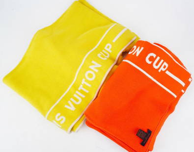 LOUIS VUITTON CUP: Description française: LOUIS VUITTON CUP Lot de 2 foulards en coton et cachemire. English Description: LOUIS VUITTON CUP Lot of 2 cotton and cashmere scarves.