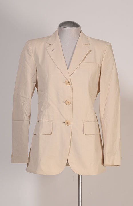 DKNY: Beige cotton jacket, tailored collar, single-breasted, raglan pocket, two piped pockets with flaps. Size P6.