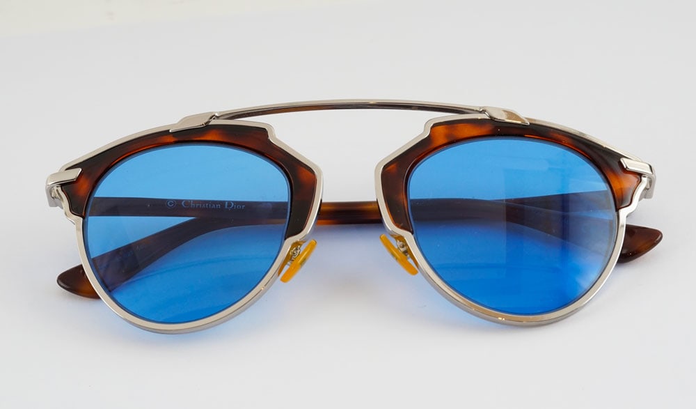 CHRISTIAN DIOR -: Description française: CHRISTIAN DIOR - Lunettes de soleil Christian Dior, monture écaillée et argentée. Verres bleus avec corrections. English Description: CHRISTIAN DIOR - Christ