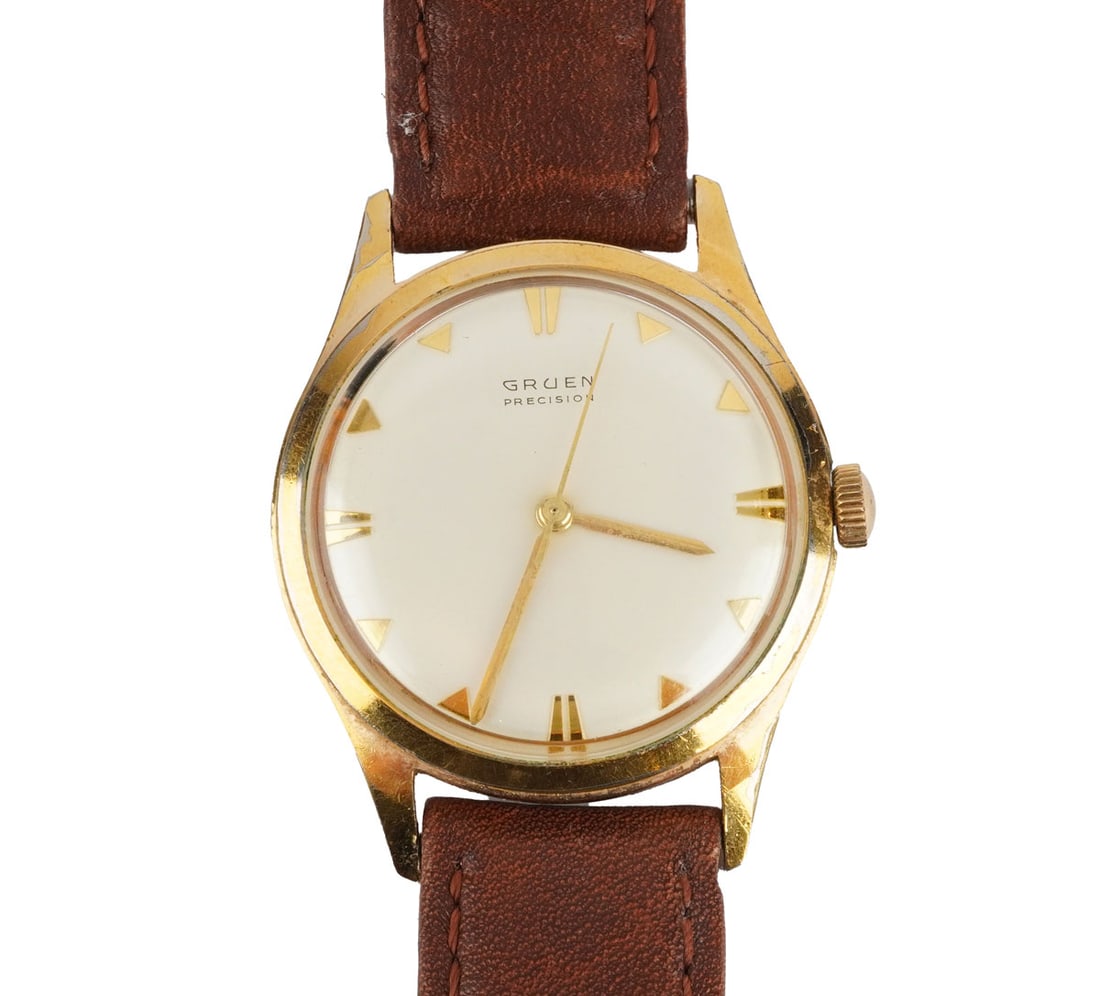 GRUEN PRECISION: Description française: GRUEN PRECISION Montre Gruen Precision, boîtier rond de 33 mm environ en plaqué or, cadran argenté, index appliqués pour les heures, mouvement méca