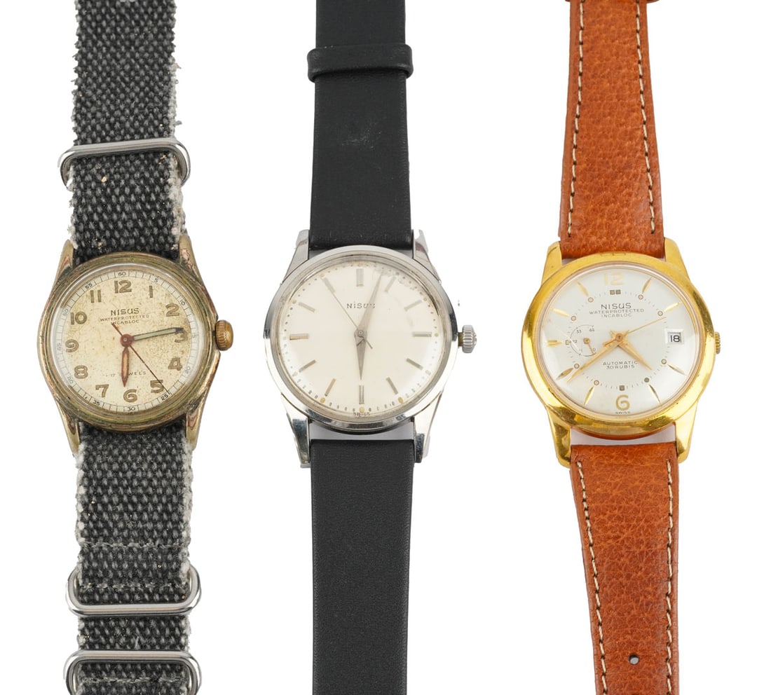 NISUS: Description française: NISUS Lot comprenant trois (3) montres Nisus: - Nisus Waterprotected Incabloc 3604, boîtier rond de 31 mm environ en acier, cadran argenté, chiffres arabes appliq