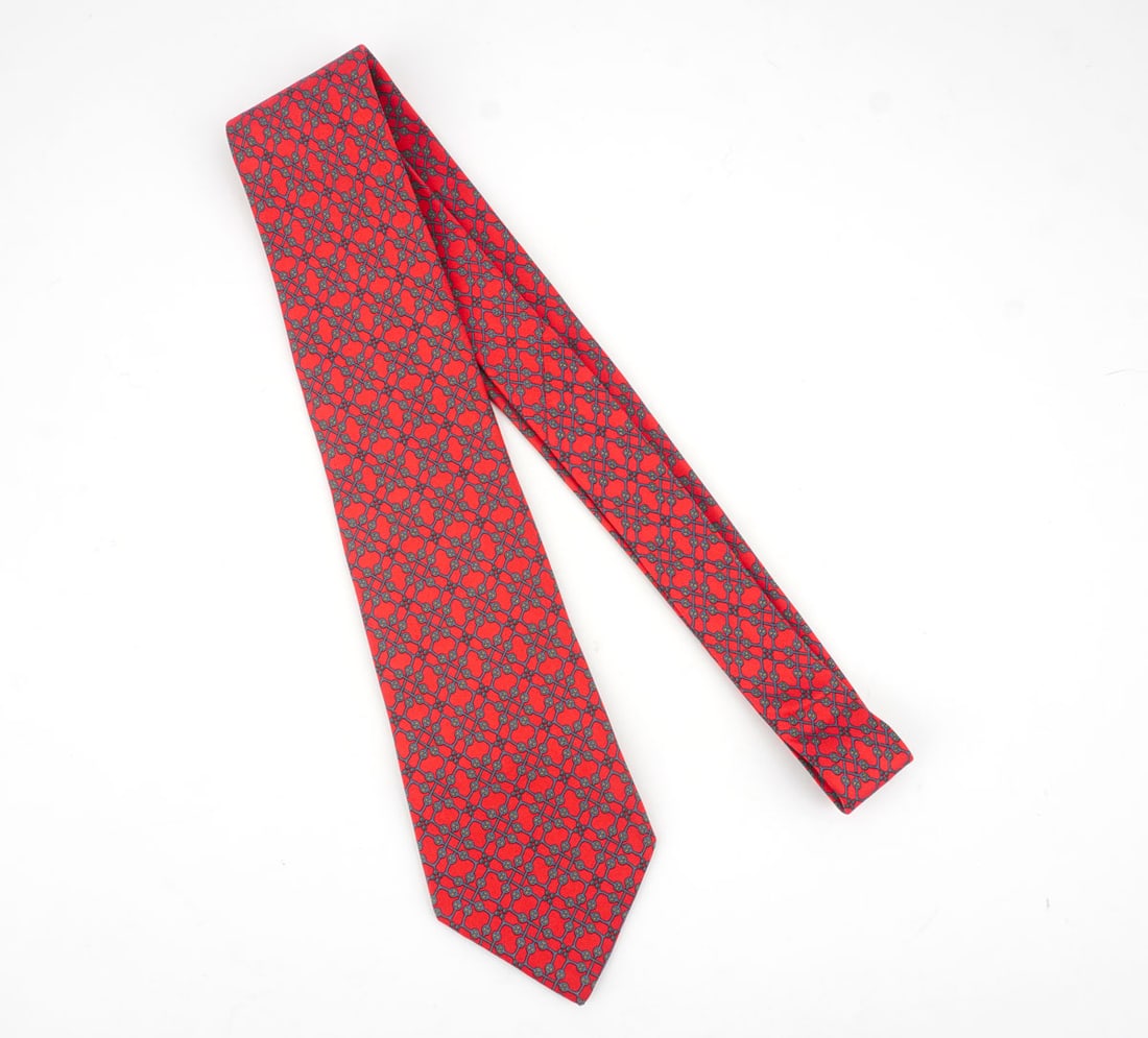 HERMÈS: Description française: HERMÈS Cravate Hermès, soie 100%. English Description: HERMÈS Hermès tie, 100% silk.