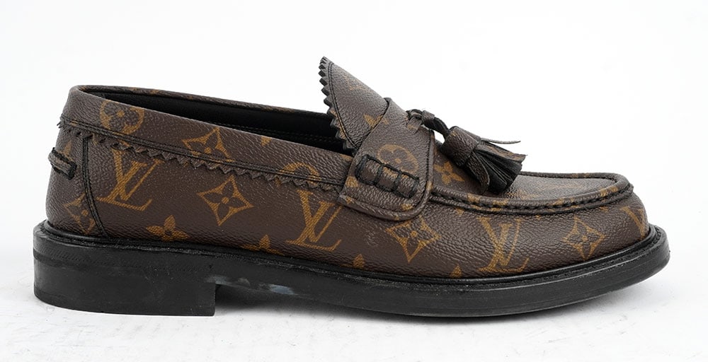 LOUIS VUITTON: Description française: LOUIS VUITTON Paire de mocassins en cuir marron, monogrammés LV. Pointure 7 1/2 M Made in Italy English Description: LOUIS VUITTON Pair of brown leather moccasins, mon