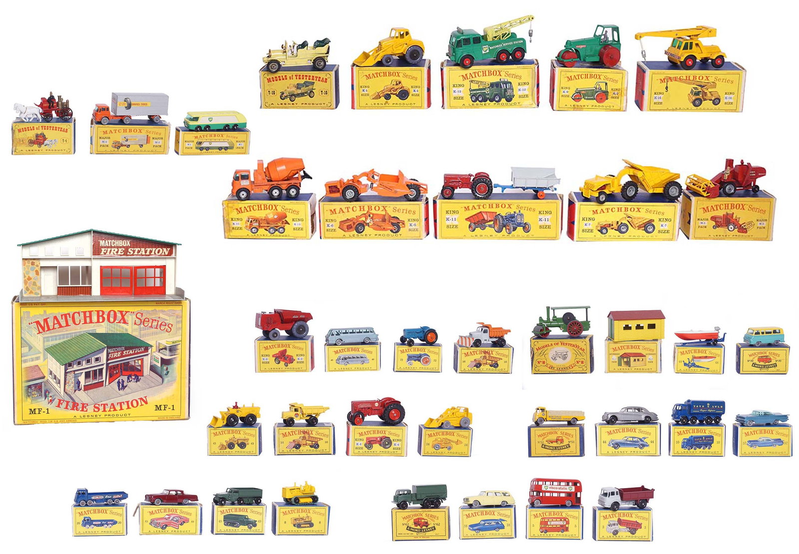 MATCHBOX: Description française: MATCHBOX Collection de 38 pièces Matchbox series, comprenant notamment une grande caserne de pompiers, des voitures, des tracteurs, une grange, des camions, un bus, et