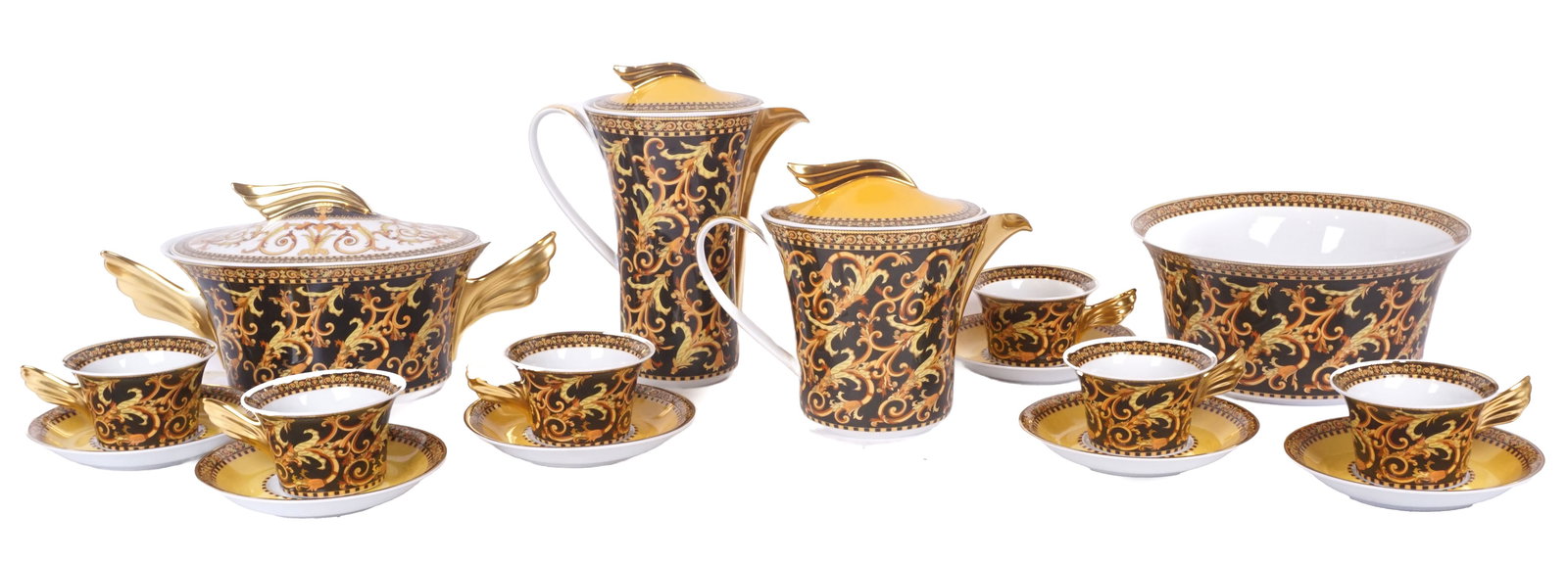 VERSACE, ROSENTHAL "BAROCCO": VERSACE, ROSENTHAL « BAROCCO »Service en porcelaine Rosenthal modèle « Barocco » fabriqué pour Versace, collection lancée en 1991. Décor de fleurs et plantes da