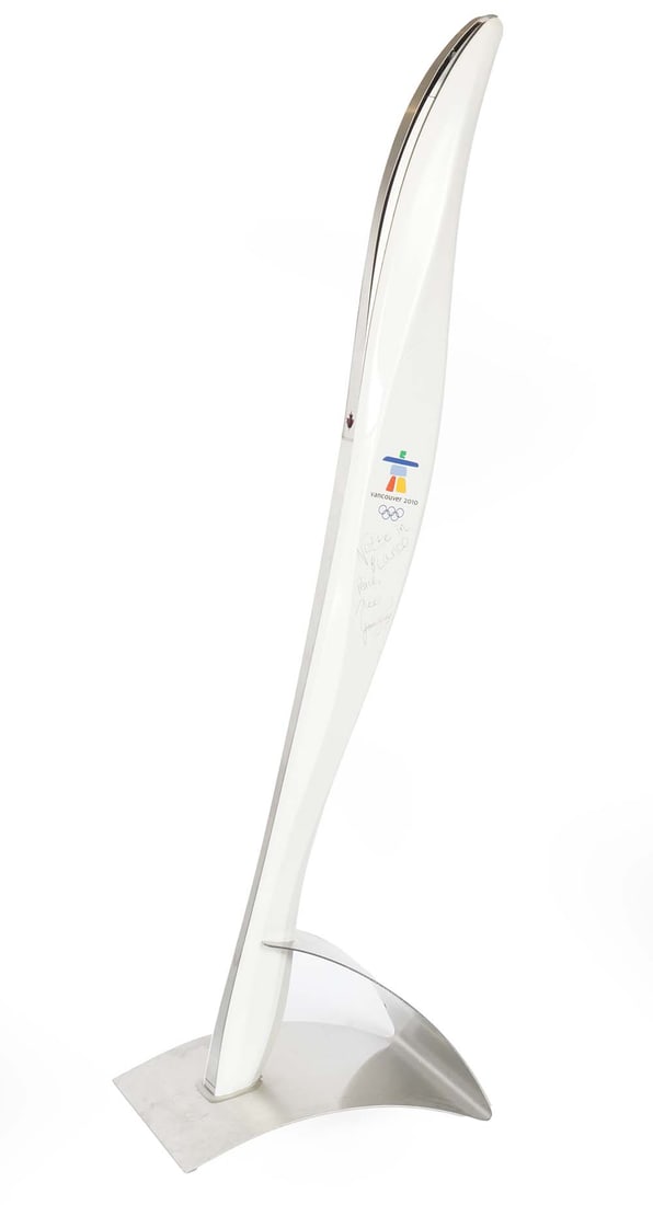 TORCHE OLYMPIQUE, VANCOUVER 2010 / VANCOUVER 2010 OLYMPIC TORCH: Description française: TORCHE OLYMPIQUE, VANCOUVER 2010 Torche pour les Jeux olympiques d’hiver de 2010 à Vancouver. Design inspiré par les lignes fluides laissées par les