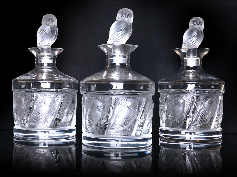 LALIQUE ? HULOTTE ?: Description française: LALIQUE « HULOTTE » Trois carafes en cristal Lalique de la collection "Hulotte" indroduite en 1994. Décor en relief de chouettes, symbole de sagesse, contras