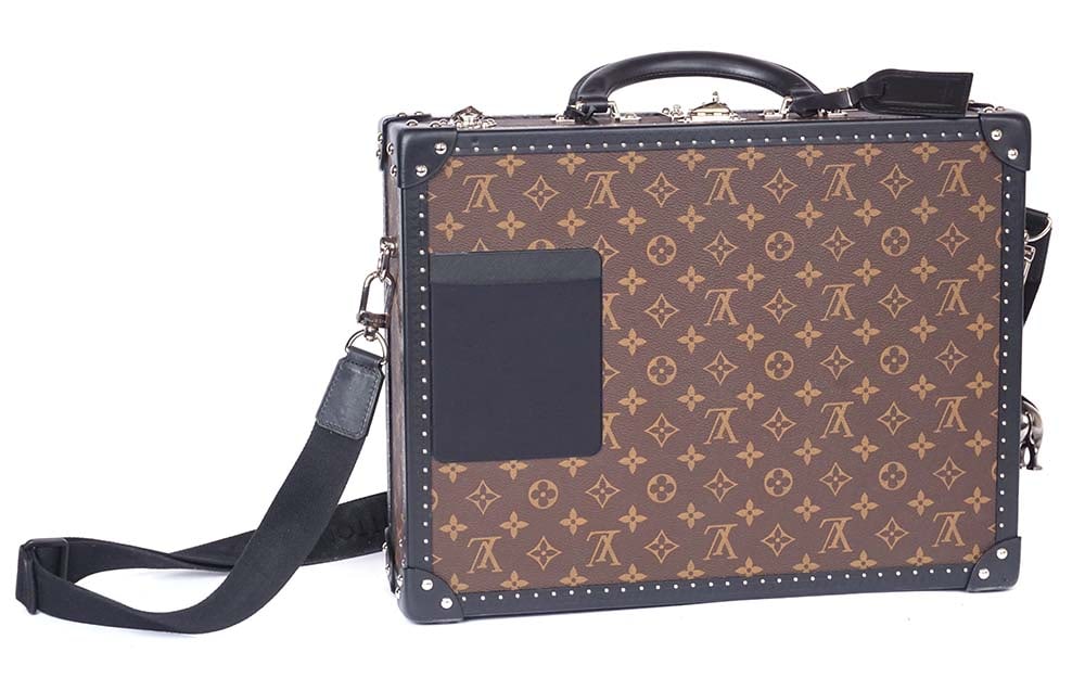LOUIS VUITTON: Description française: LOUIS VUITTON Attaché case Louis Vuitton, gainée de toile enduite monogrammée Louis Vuitton, intérieur cuir noir. Poignée en cuir noir et laniè