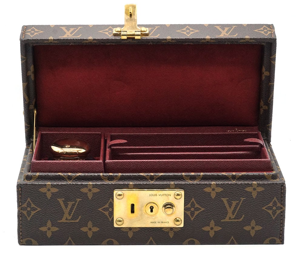 LOUIS VUITTON: Description française: LOUIS VUITTON Boîte à stylos Louis Vuitton, gainée de toile enduite monogrammée Louis Vuitton, garnitures en laiton. Comprend 4 rangements à stylos