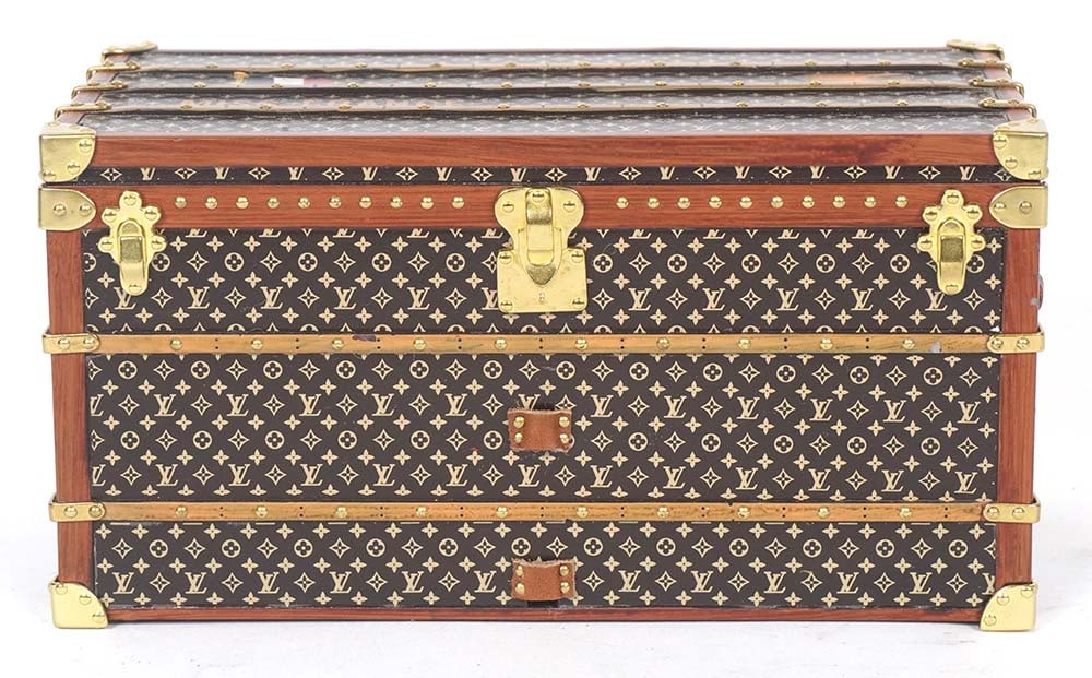 LOUIS VUITTON: Description française: LOUIS VUITTON Presse-papier miniature Louis Vuitton à représentation d'une malle de voyage, reproduction de la malle offerte à Miss France en 1927. 