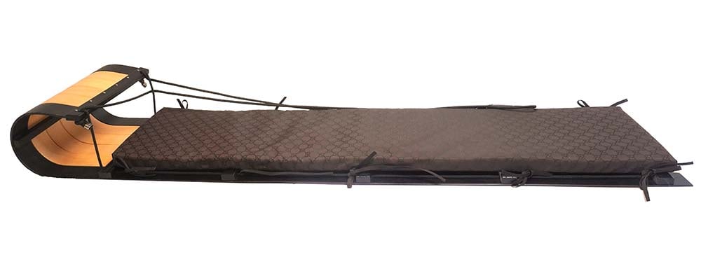 GUCCI: Description française: GUCCI Luge Gucci en bois naturel et noirci en bordure, coussin recouvert du monogramma de la marque. Dimensions : 8,5" x 72" x 16" English Description: GUCCI Gucci sled in