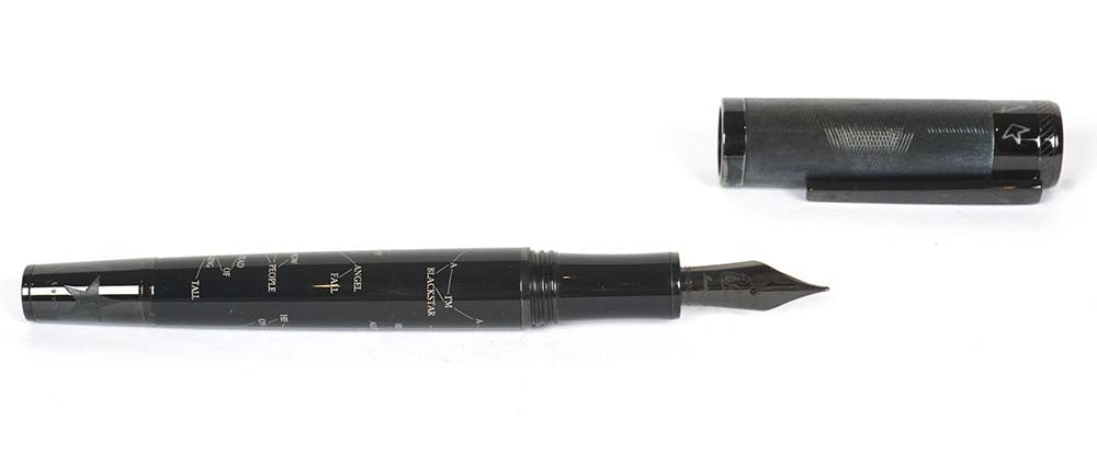 MONTEGRAPPA "DAVID BOWIE BLACKSTAR": Description française: MONTEGRAPPA "DAVID BOWIE BLACKSTAR" Stylo plume Montegrappa "David Bowie Blackstar", édition limitée 069/801. Plume or 18k, taille F, à piston. Sans