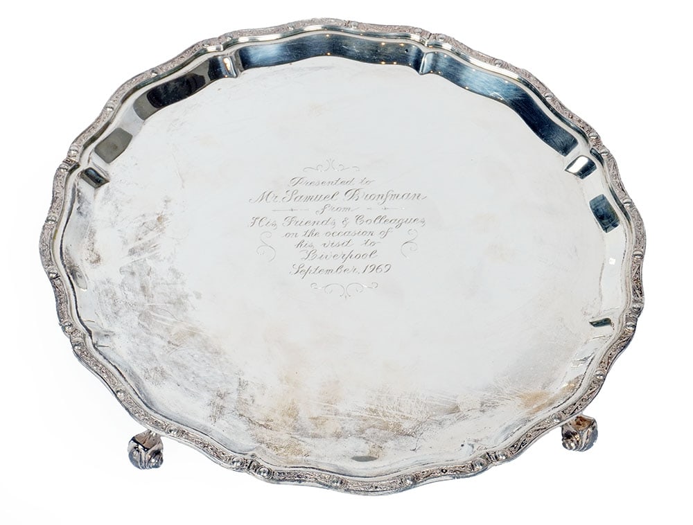 ARGENT STERLING / STERLING SILVER, J.?B. CHATTERLEY & SONS LTD: Description française: ARGENT STERLING, J. B. CHATTERLEY & SONS LTD Plat en argent sterling J.B. Chatterley & Sons Ltd, bordure mouvementée et reposant sur 4 pieds. Dédicace incis