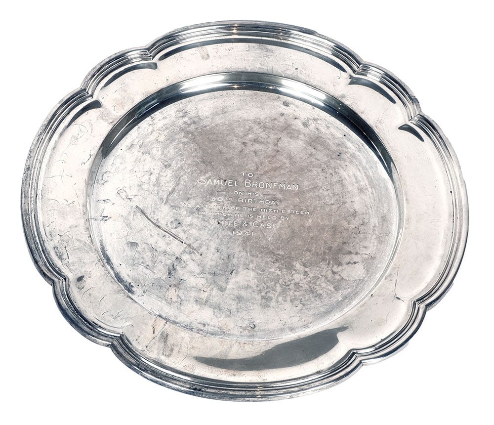 ARGENT STERLING / STERLING SILVER: Description française: ARGENT STERLING Plat en argent sterling de la manufacture américaine Gorham, bordure mouvementée. Poinçons de la manufacture correspondant à une