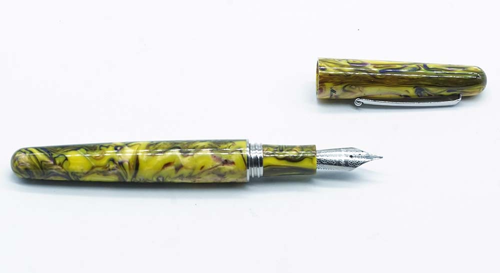 MONTEGRAPPA "ELMO 01 IRIS YELLOW": Description française: MONTEGRAPPA "ELMO 01 IRIS YELLOW" Stylo à plume Montegrappa "Elmo 01 Iris Yellow". Plume taille M, à cartouches. Sans boîte. English Description:
