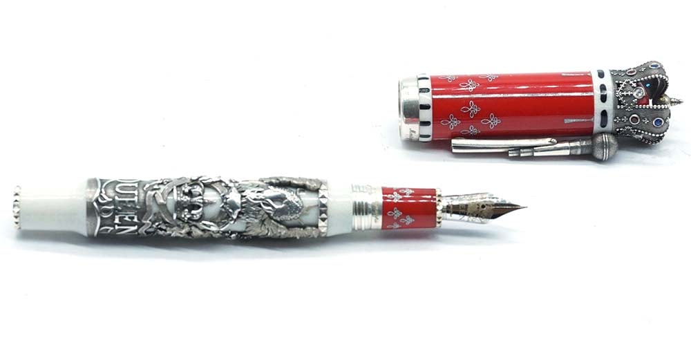 MONTEGRAPPA "QUEEN AT NIGHT AT THE OPERA": Description française: MONTEGRAPPA "QUEEN AT NIGHT AT THE OPERA" Stylo à plume Montegrappa "Queen at might at the opera", édition limitée 010/555. Parties en argent sterling. Plume