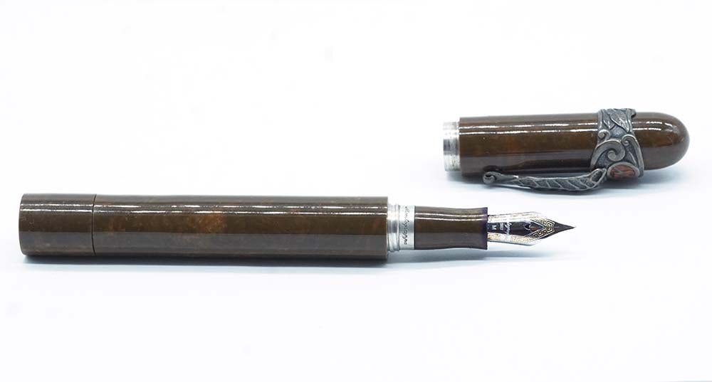 MONTEGRAPPA "CIGAR 1997": Description française: MONTEGRAPPA "CIGAR 1997" Stylo à plume Montegrappa "Cigar 1997", #0092, clip en forme de feuille de tabac. Plume or 18k de 2 tons, taille M, à piston. Sans