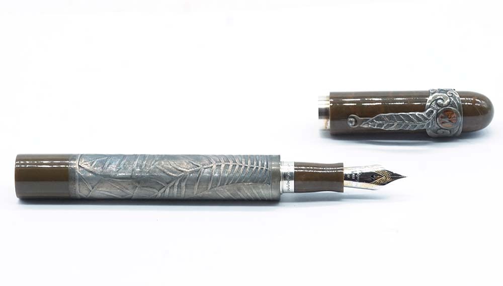 MONTEGRAPPA "CIGAR 1997": Description française: MONTEGRAPPA "CIGAR 1997" Stylo à plume Montegrappa "Cigar 1997", numéroté 102/200, clip en forme de feuille de tabac. Plume or 18k de 2 tons, taille EF,