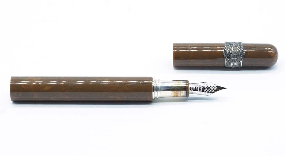 MONTEGRAPPA "CIGAR 1912": Description française: MONTEGRAPPA "CIGAR 1912" Stylo à plume Montegrappa "Cigar 1912", numéroté 858/888. Plume or 18k, taille M, à piston. Sans boîte English