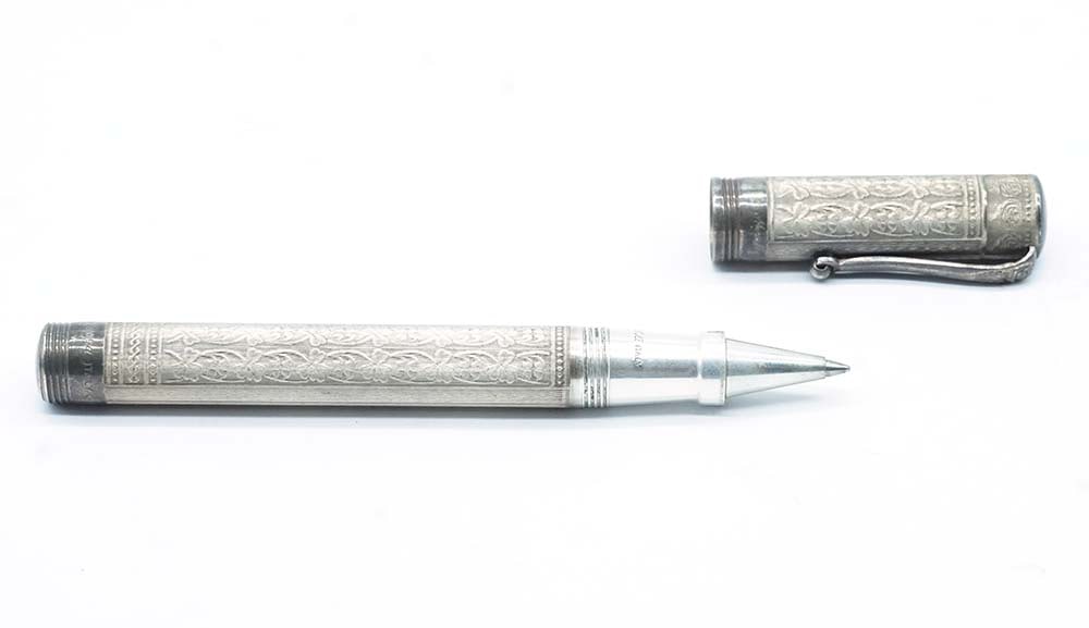 MONTEGRAPPA "TWO ROSES LANCASTER": Description française: MONTEGRAPPA "TWO ROSES LANCASTER" Stylo à bille Montegrappa "Two Roses Lancaster" en argent sterling ciselé, daté 1994. Sans boîte. English