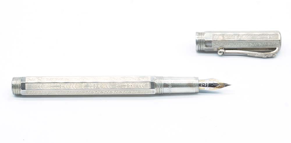 MONTEGRAPPA "ROMEO": Description française: MONTEGRAPPA "ROMEO" Stylo à plume Montegrappa "Romeo" en argent sterling ciselé, numéroté 0175, daté 1995. Pume or 18M à 2 tons, taille F,