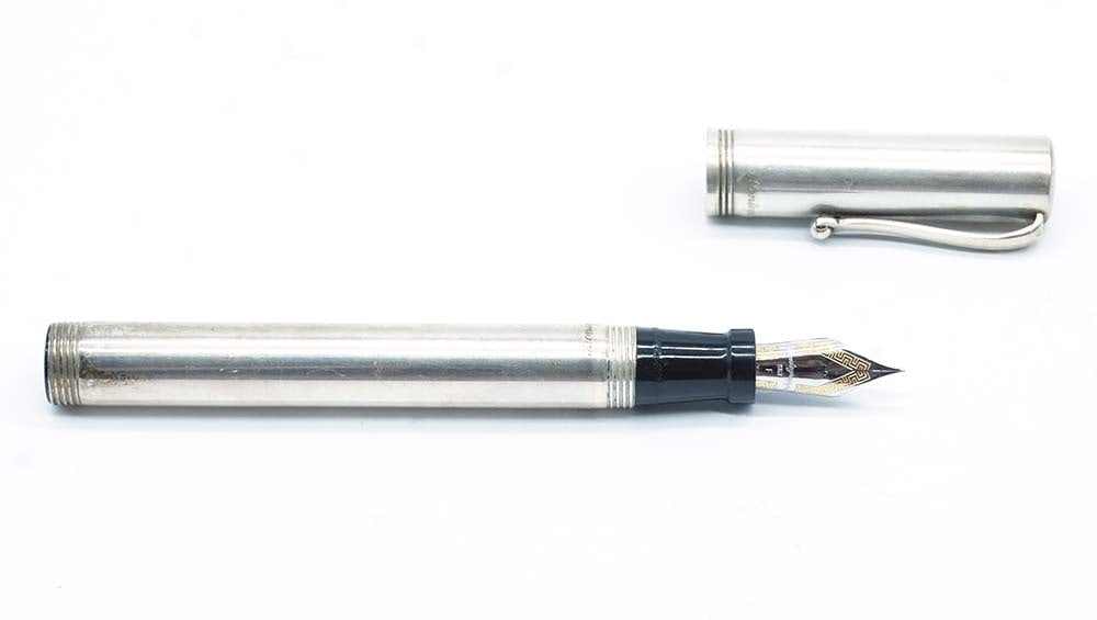 MONTEGRAPPA "REMINISCENCE": Description française: MONTEGRAPPA "REMINISCENCE" Stylo à plume Montegrappa "Reminiscence" en argent sterling. Pume or 18M à 2 tons, taille F, à cartouches. Sans boîte. 