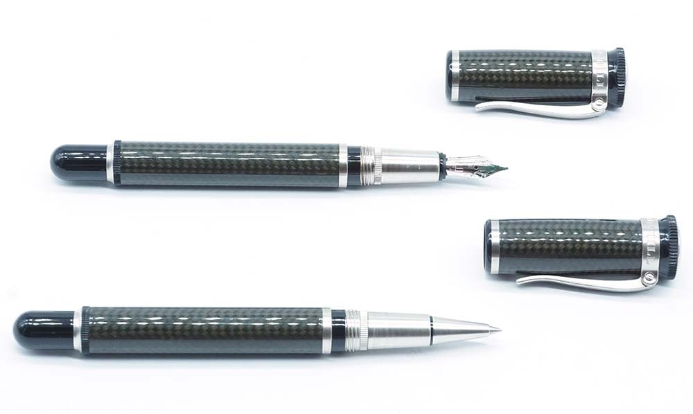 DUNHILL "SENTRYMAN CARBON FIBER": Description française: DUNHILL "SENTRYMAN CARBON FIBER" Ensemble d'un stylo à plume et d'un stylo à bille Alfred Dunhill "Sentryman". Plume or 18k, à cartouches. Sans boîte.