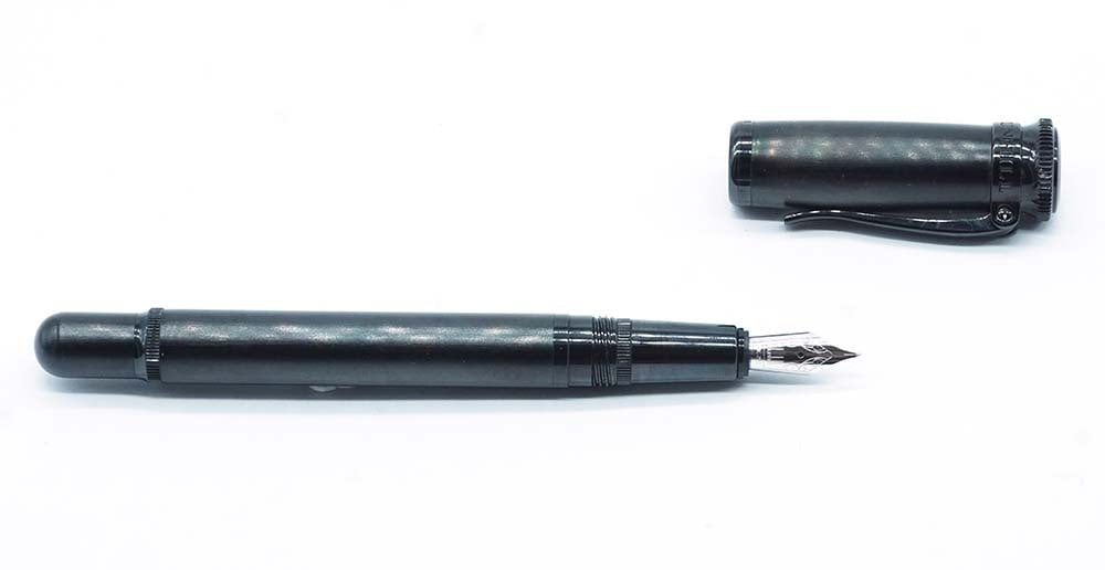 DUNHILL "SENTRYMAN BLACK": Description française: DUNHILL "SENTRYMAN BLACK" Stylo à plume Alfred Dunhill "Sentryman", numéroté 127/888. Plume or 18k, à cartouches. Sans boîte. English